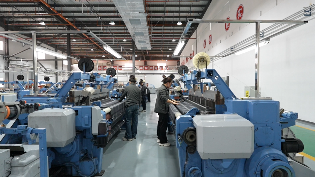 陕西驼城绒业纺纱车间 贾赟摄.png